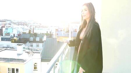 Телка с натуральными сиськами выливает на себя молоко