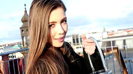 Телка с натуральными сиськами выливает на себя молоко