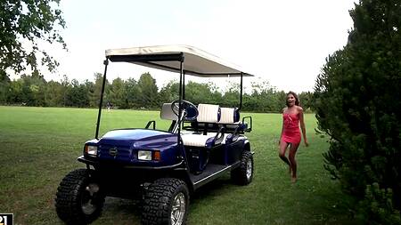 Позвал красотку играть в гольф, но вылизал ей ноги и выебал