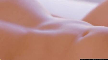 Белая телка снимает купальник и соблазняет негра