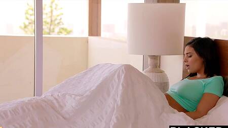 Белая телка снимает купальник и соблазняет негра