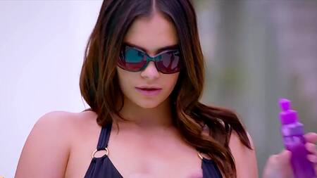 Увидела, что друг нюхает её трусики и возбудилась