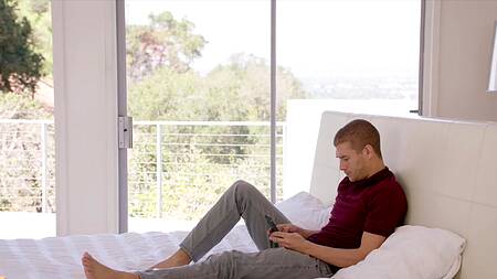 Увидела, что друг нюхает её трусики и возбудилась