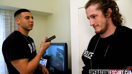 Полицейский отпускает подозреваемую после жесткого секса