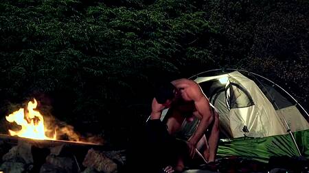 Выбралась в поход и трахнулась с незнакомцем в лесу