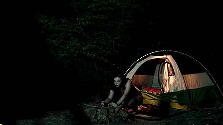 Выбралась в поход и трахнулась с незнакомцем в лесу