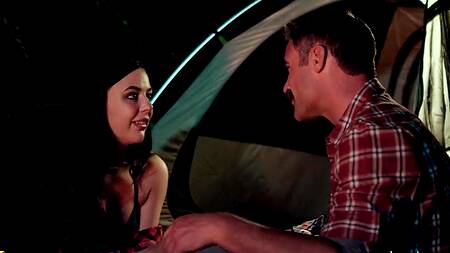 Выбралась в поход и трахнулась с незнакомцем в лесу