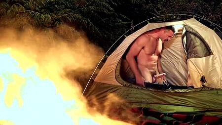 Выбралась в поход и трахнулась с незнакомцем в лесу