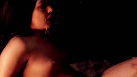 Выбралась в поход и трахнулась с незнакомцем в лесу