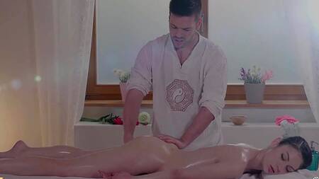 Клиентка дает массажисту приласкать свою попку и отдается ему