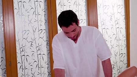 Клиентка дает массажисту приласкать свою попку и отдается ему