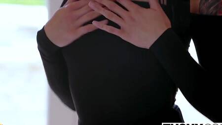 Красотка во время бизнес встречи отдается двум мужчинам