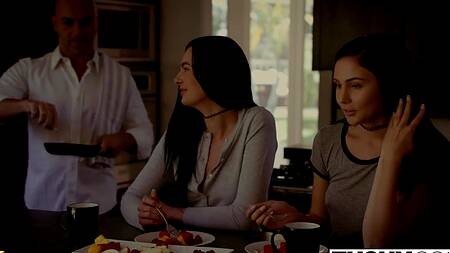 Сестры удовлетворяют фантазии, трахаясь с отчимом в попки