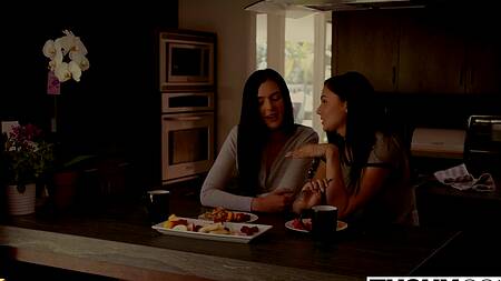 Сестры удовлетворяют фантазии, трахаясь с отчимом в попки