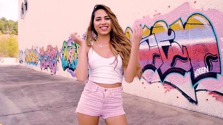 Стройная латинка на улице отдается прохожему