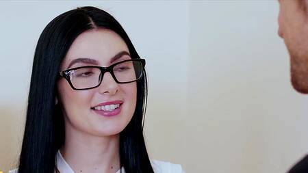 Красотка далеко пойдет, она страстно удовлетворяет босса