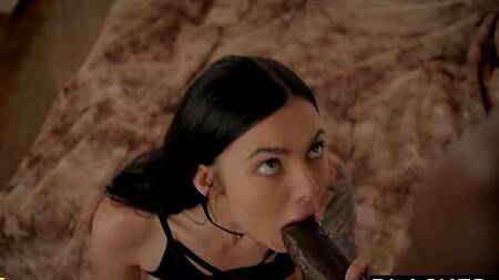 Красотка становится счастливее после ебли с негром