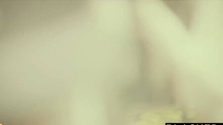 Красотка становится счастливее после ебли с негром