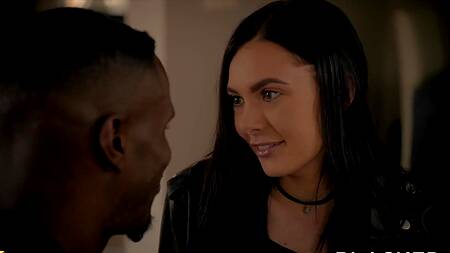 Красотка становится счастливее после ебли с негром