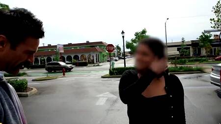 Усатый пикапер соблазнил на секс красотку