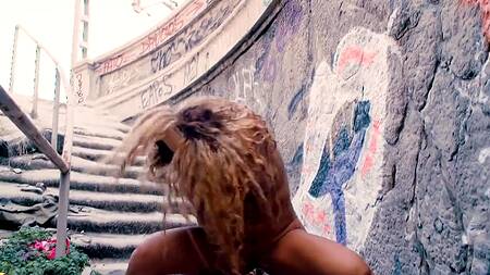 Кудрявая телка с загорелым телом отдается военному в переходе