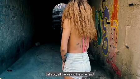 Кудрявая телка с загорелым телом отдается военному в переходе