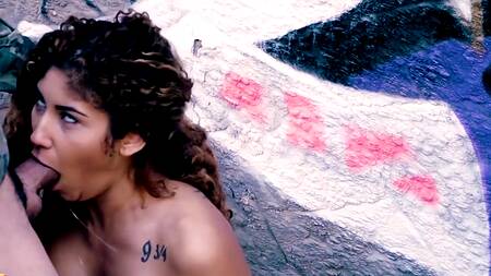 Кудрявая телка с загорелым телом отдается военному в переходе