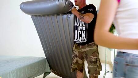 Телка делает массаж качку после тренировки