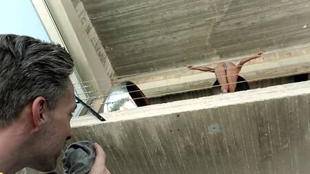 Красотка бросает в мужика трусики и отдается в попку