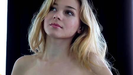 Милая красотка после утреннего кофе показывает тело