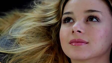 Милая красотка после утреннего кофе показывает тело