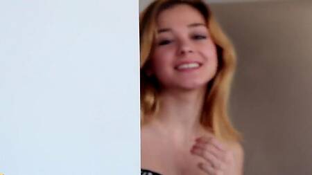 Милая красотка после утреннего кофе показывает тело