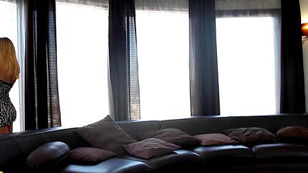 Милая красотка после утреннего кофе показывает тело