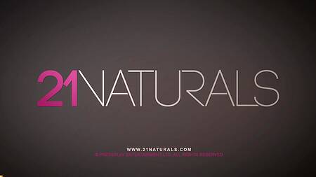 Целует ноги красотки в чулках и нежно её трахает