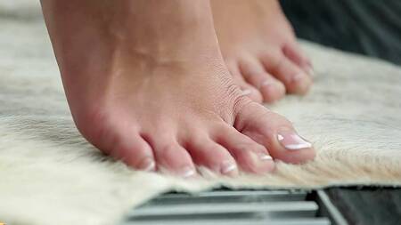 Целует ноги красотки в чулках и нежно её трахает