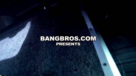 Грудастая телка соглашается на еблю за деньги в фургоне