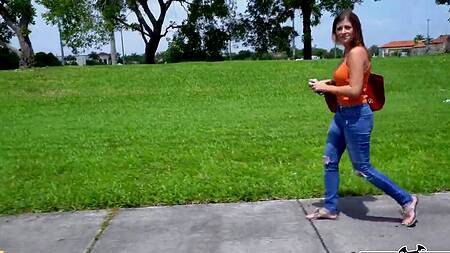 Грудастая телка соглашается на еблю за деньги в фургоне