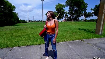 Грудастая телка соглашается на еблю за деньги в фургоне