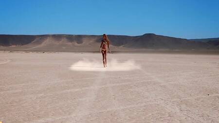 Трахает в пустыне обклеенную фольгой высокую худышку