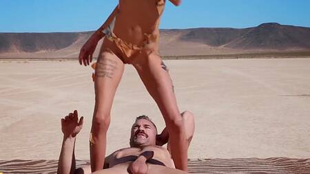 Трахает в пустыне обклеенную фольгой высокую худышку