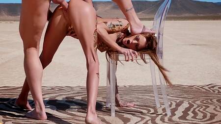 Трахает в пустыне обклеенную фольгой высокую худышку