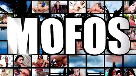 Миниатюрная милашка выбирает толстый хуй