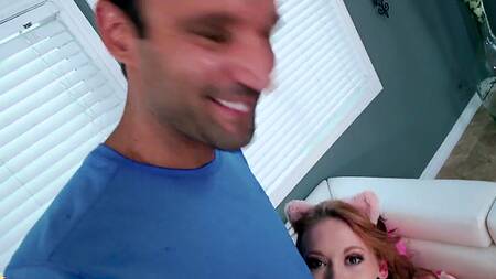 Миниатюрная милашка выбирает толстый хуй