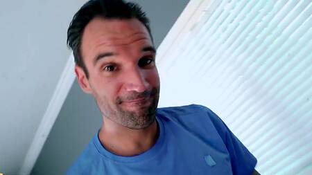 Миниатюрная милашка выбирает толстый хуй