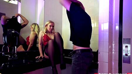 Познакомилась в баре с мужиком и отдалась ему в туалете