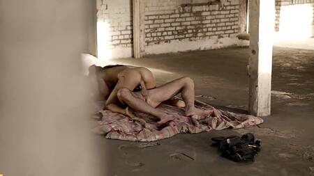 Пара в заброшенном здании занимается страстным сексом