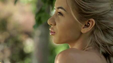 Нежный секс с красивой блондинкой в березовой роще