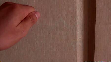 Подруга показывает сиськи и соблазняет на интим