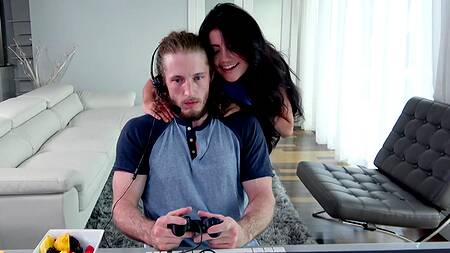 Парня от компа можно отвлечь только страстным анальным сексом