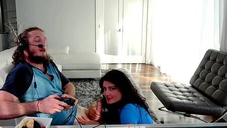 Парня от компа можно отвлечь только страстным анальным сексом